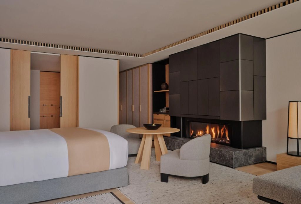Junior-Suite mit modernem Kamin und stilvoller Einrichtung