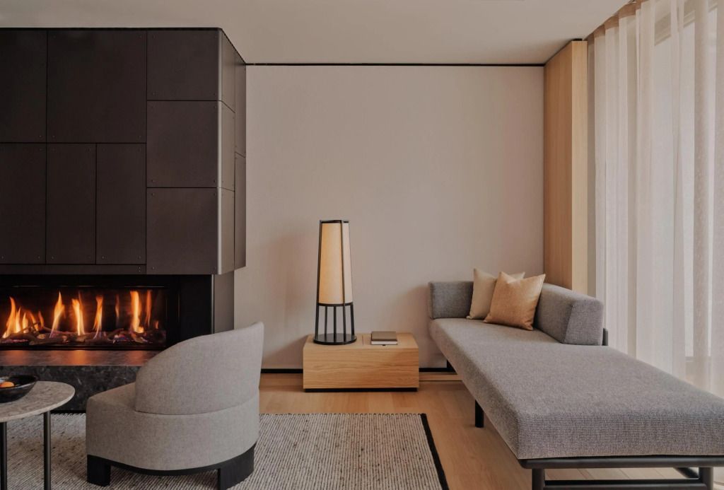 Sitzecke und Kamin in der Suite mit dezenter Beleuchtung