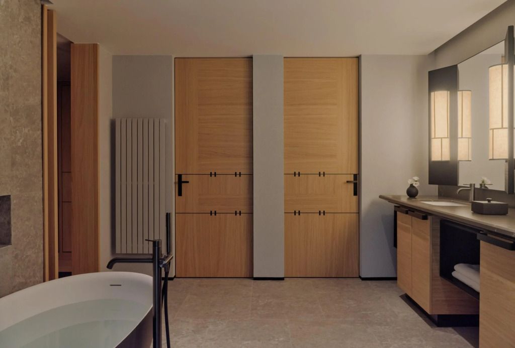 Elegantes Badezimmer mit Badewanne und Holzdetails in der Junior-Suite