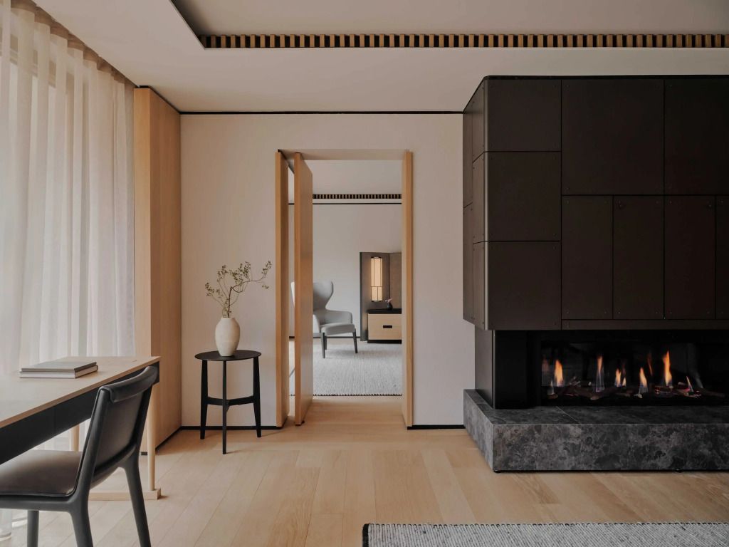 Moderner Innenraum mit Kamin und stilvollem Design in der Suite