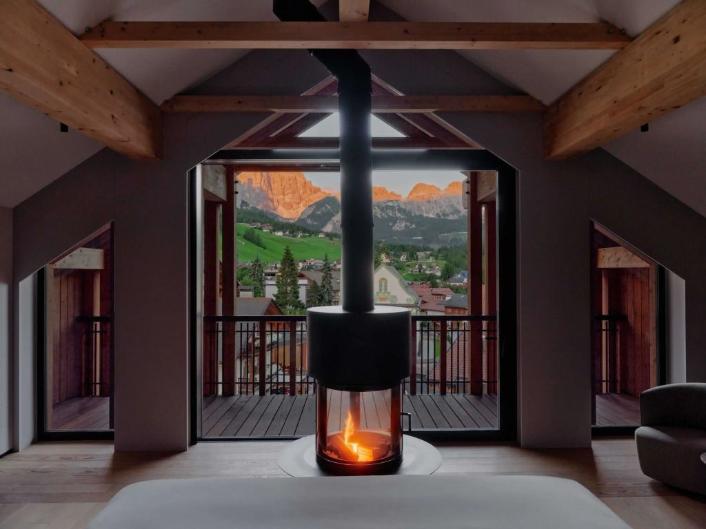 Gemütlicher Kamin in Suite mit Blick auf Berge im Aman Rosa Alpina