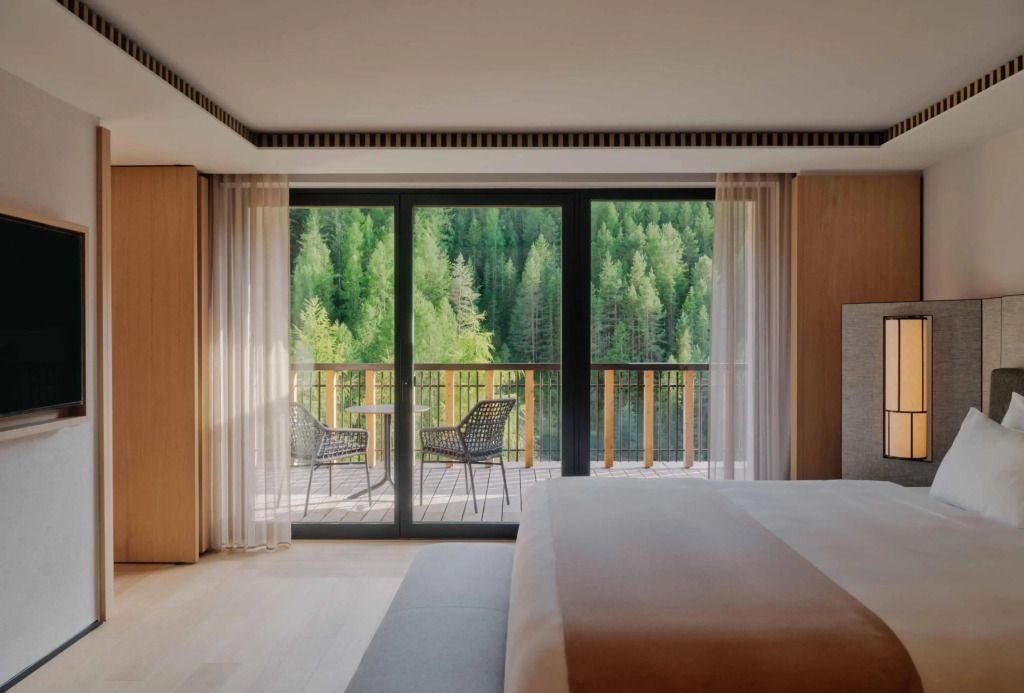 Suite mit großem Fenster und Waldsicht im Aman Rosa Alpina