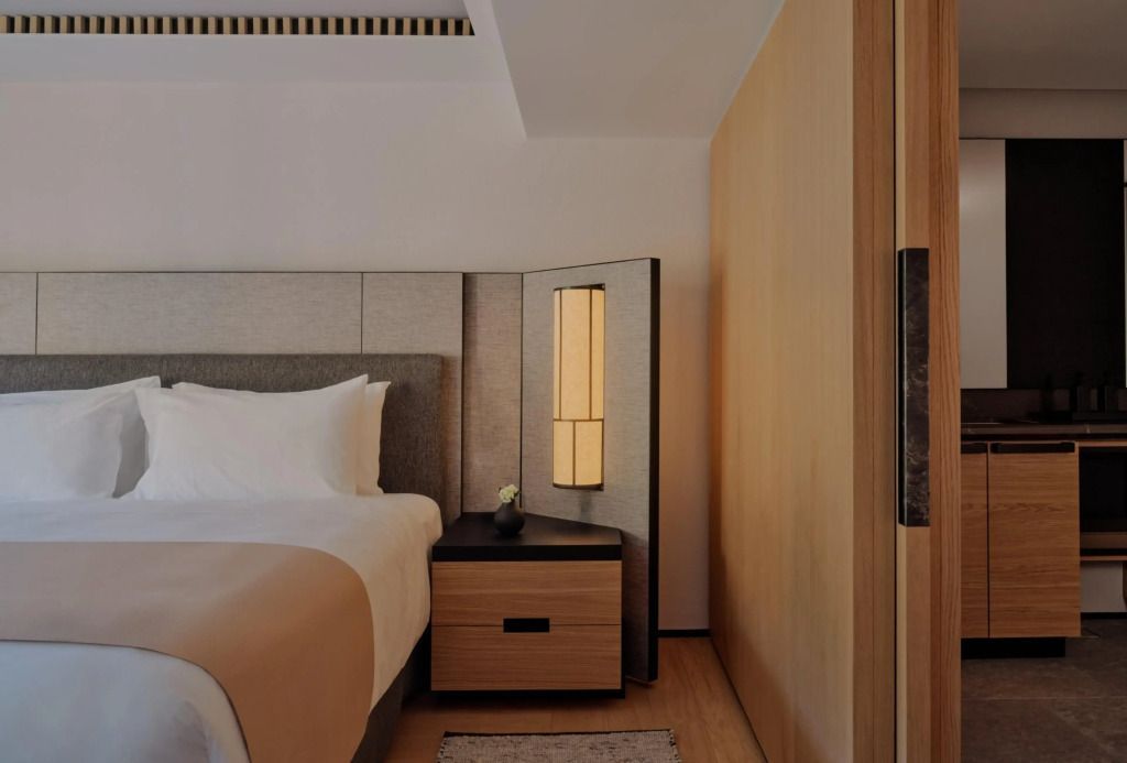 Luxuriöses Schlafzimmer mit Doppelbett und modernem Holzdesign