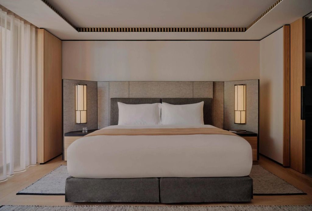 Elegantes Doppelbett mit stilvollen Nachttischen in modernem Design