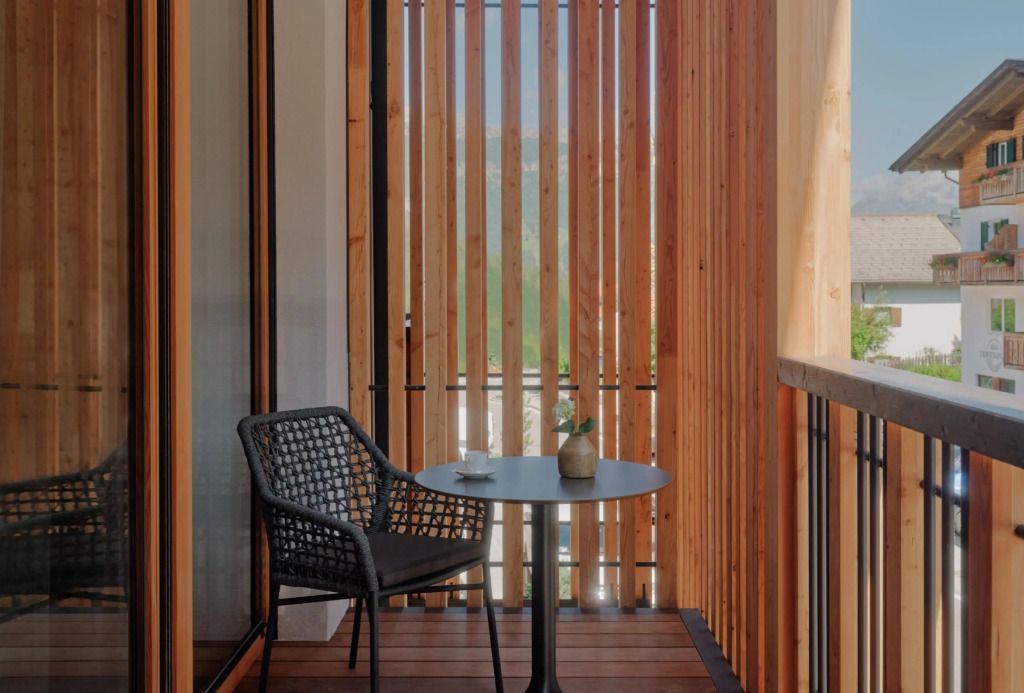 Eleganter Balkon mit Holzverkleidung und stilvollen Möbeln