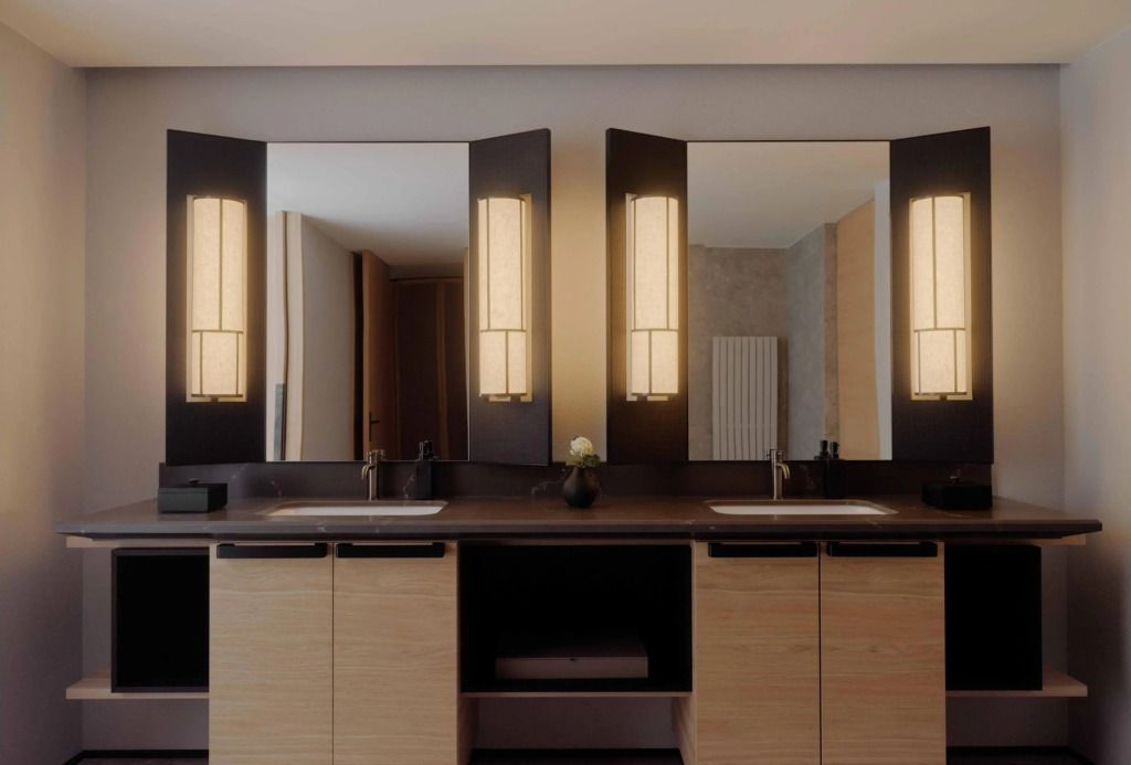 Modernes Badezimmer mit Doppelwaschtisch und eleganter Beleuchtung