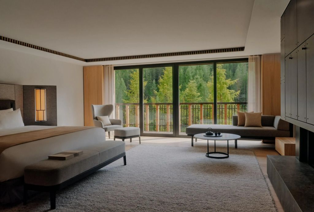 Helles Zimmer mit modernem Interieur und Blick auf den Wald