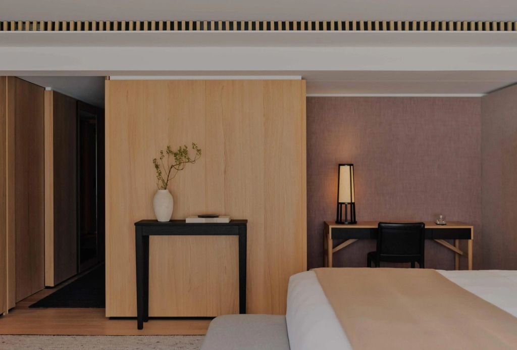 Elegantes Standard Doppelzimmer mit Schreibtisch und Dekorvase im Hotel Aman Rosa Alpina