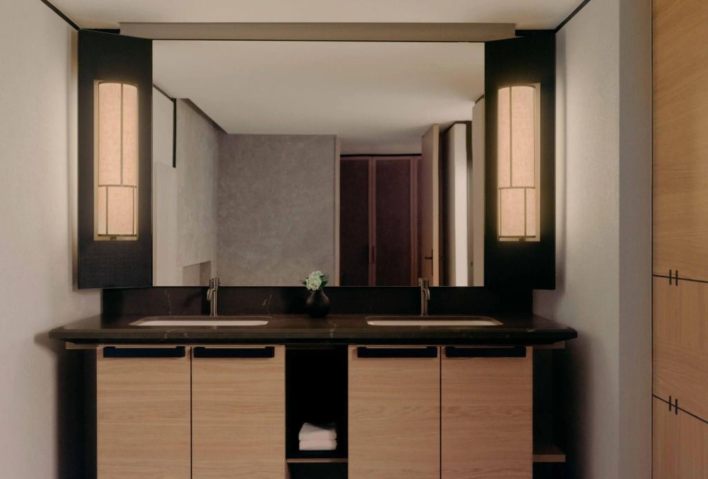 Elegantes Badezimmer mit Doppelwaschtisch und indirekter Beleuchtung