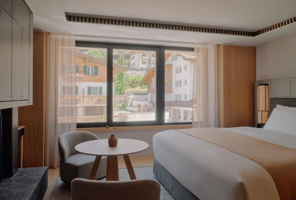 Helles Zimmer mit großem Fenster und Doppelbett im Hotel Aman Rosa Alpina