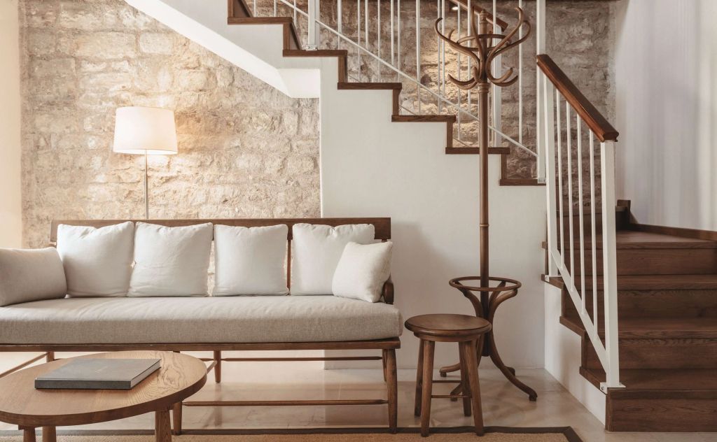 Gemütlicher Wohnbereich mit Sofa und Steintreppe