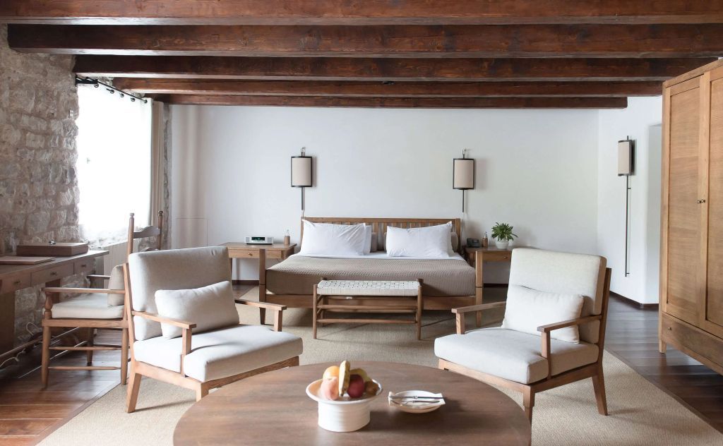 Helles Schlafzimmer mit Holzdecke und Sitzecke
