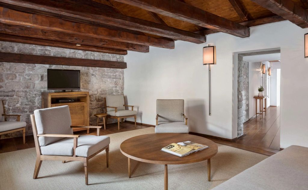 Gemütliches Wohnzimmer mit Holzbalken und modernen Möbeln im Grand Hütte Raum
