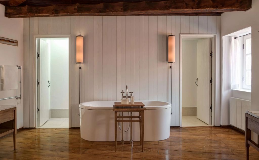 Moderne freistehende Badewanne mit minimalistischer Ausstattung im Bad