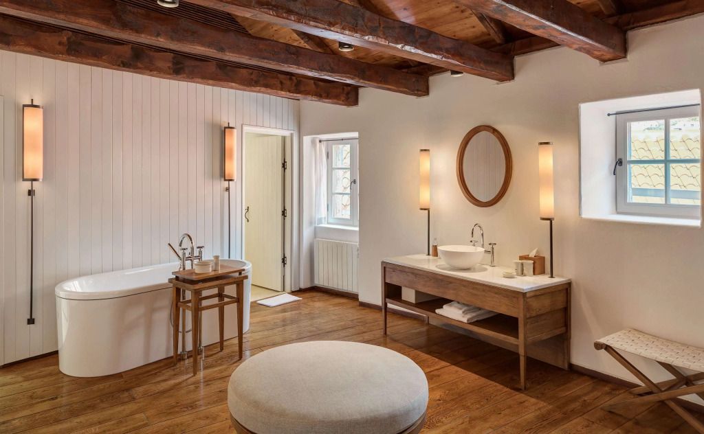 Badezimmer mit modernem Waschbecken und rustikalen Holzelementen