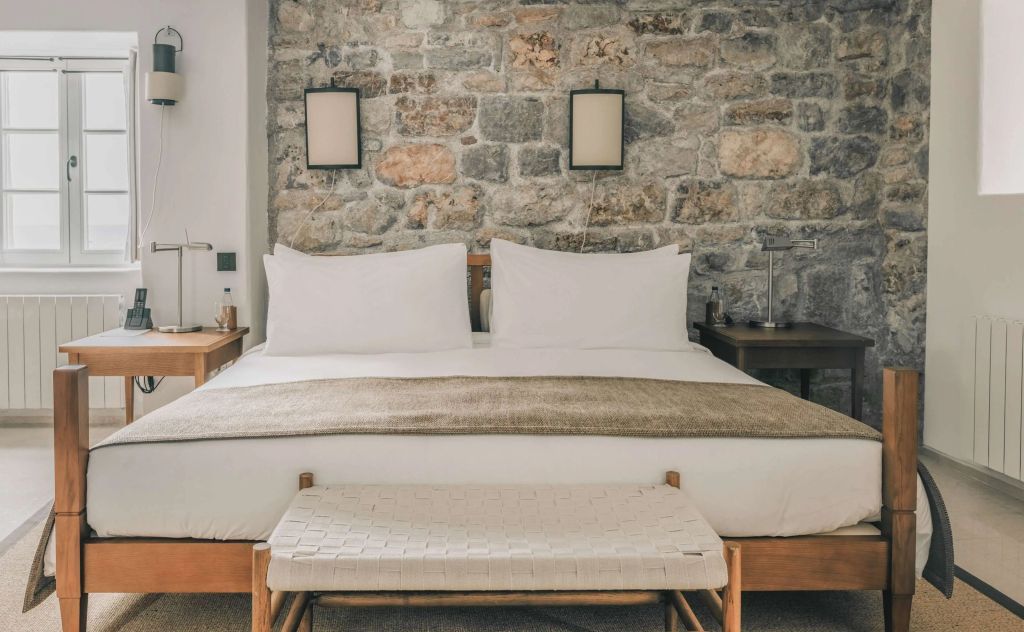 Gemütliches Standardschlafzimmer mit gemauerter Wand im Hotel Aman Sveti Stefan