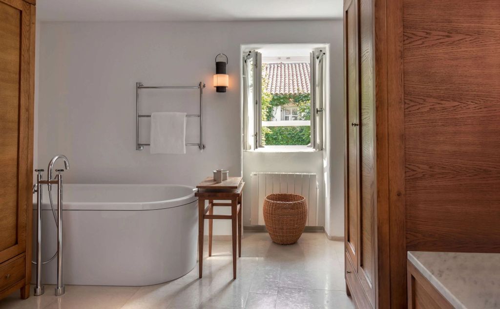 Modernes Badezimmer mit Badewanne und Blick ins Grüne im Hotel Aman Sveti Stefan