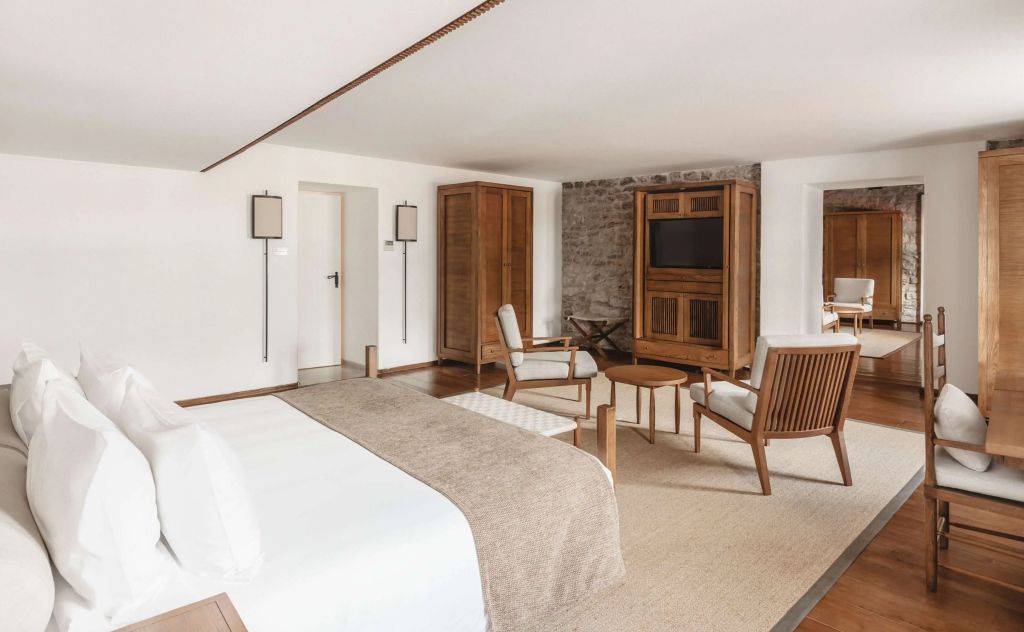 Großzügige Suite mit gemütlichem Doppelbett und stilvollem Interieur