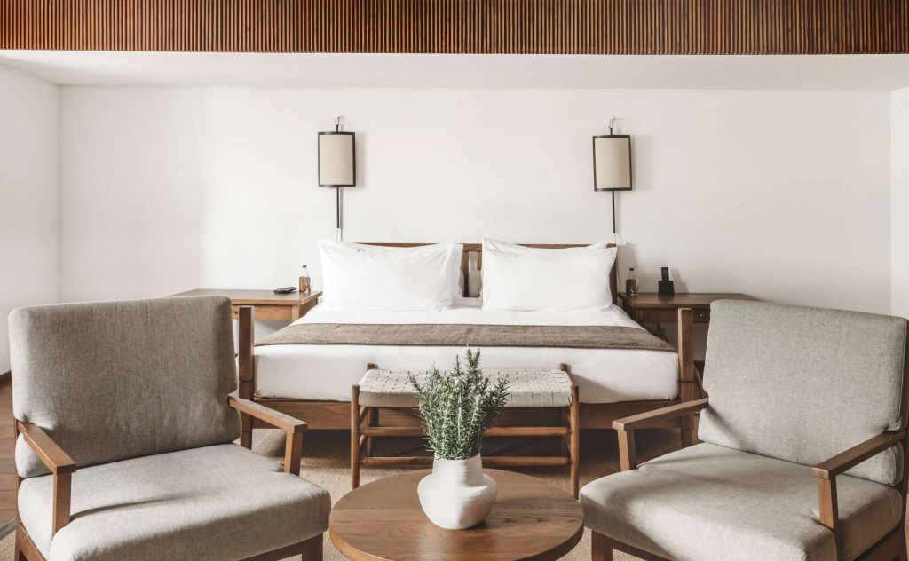Luxuriöses Bett mit eleganten Sitzgelegenheiten in der Suite