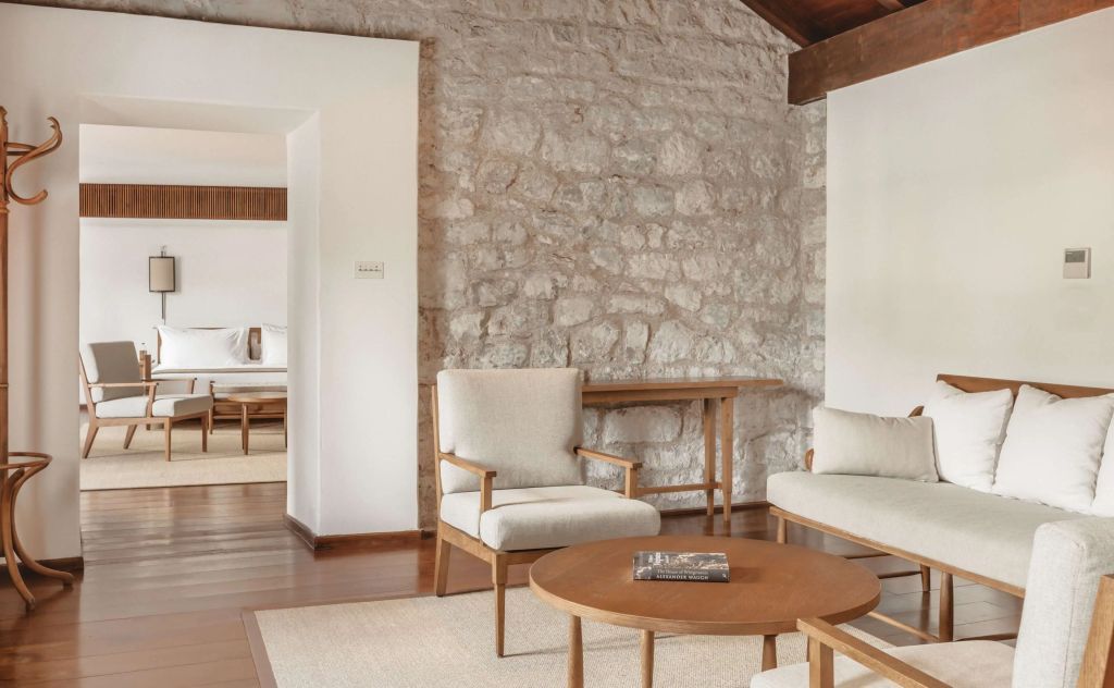 Suite mit Steinwand und modernen Sitzmöbeln