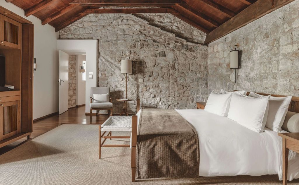 Modernes Schlafzimmer mit warmen Holztönen und luxuriösem Bett