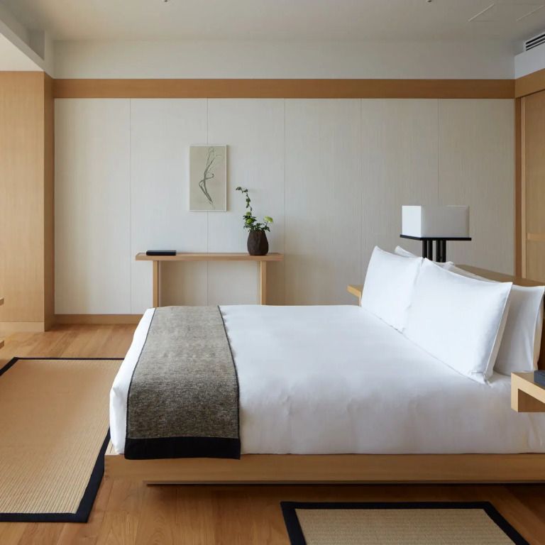 Elegante Suite mit Doppelbett im Aman Tokyo aus hellem Holz und minimalistischen Details