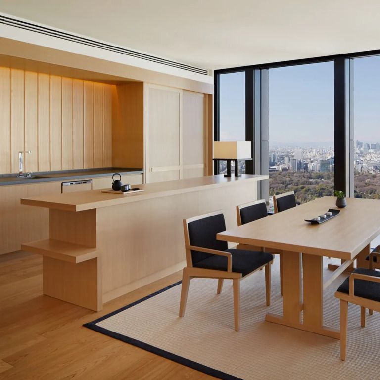 Essbereich mit modernem Design und Panoramablick auf die Stadt im Aman Tokyo