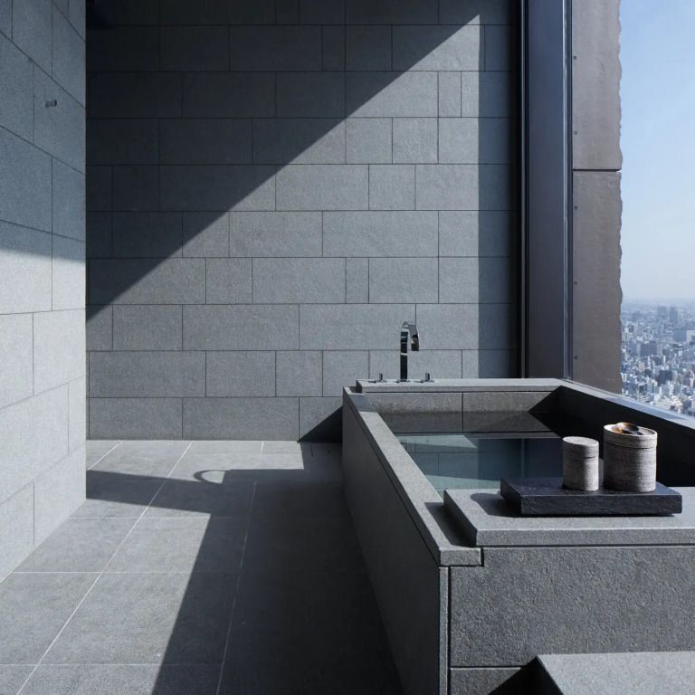 Luxuriöse Badeterrasse aus Stein mit Skyline-Ausblick im Aman Tokyo