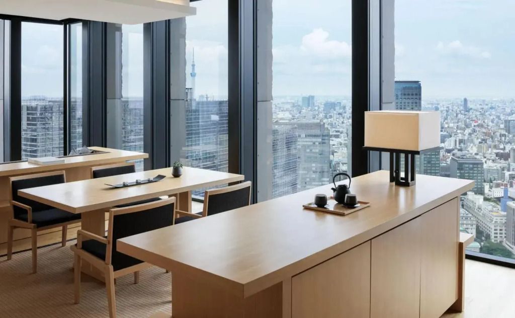 Geräumiger Wohnbereich mit modernem Design und spektakulärem Stadtblick.