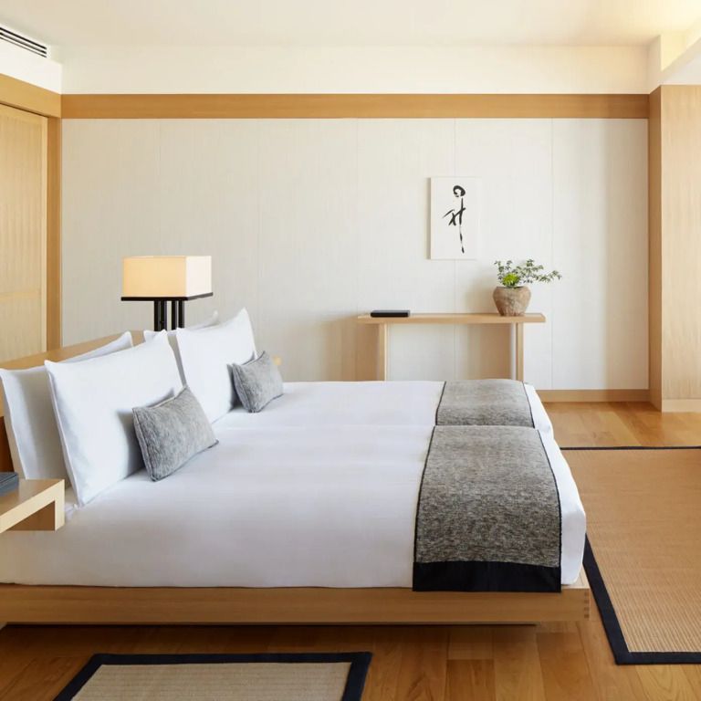 Deluxe Doppel Suite mit modernem Design und Doppelbett im Aman Tokyo