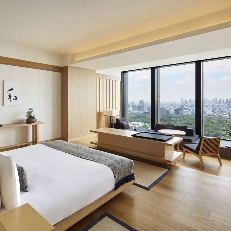 Geräumige Deluxe Suite mit Panoramafenster und Ausblick auf die Skyline von Tokyo