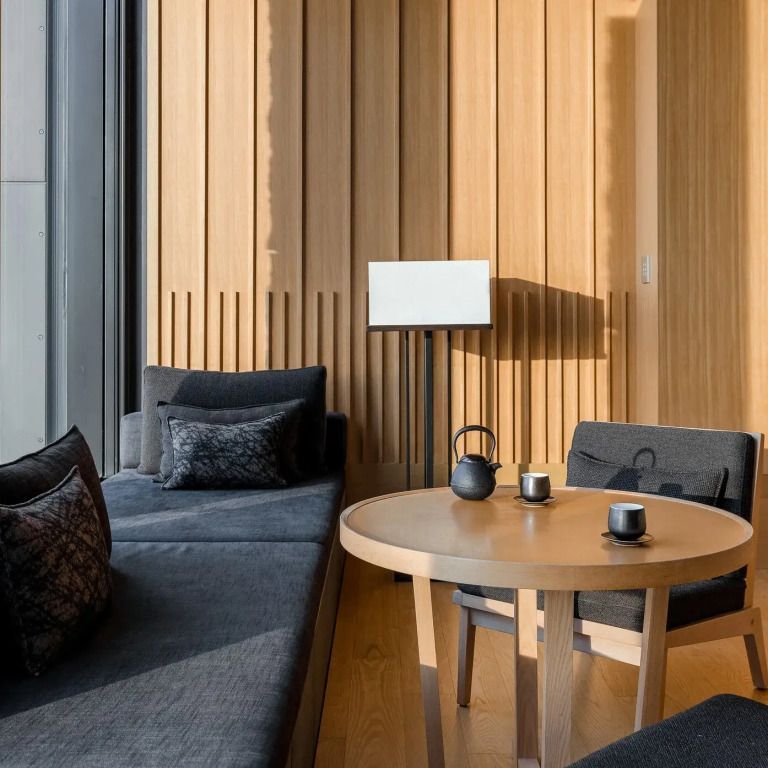 Gemütliche Sitzecke mit Teekanne in der Deluxe Suite des Aman Tokyo