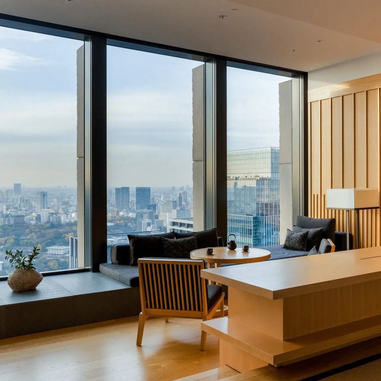 Luxuriöse Suite mit Panoramafenstern und modernem Interieur im Aman Tokyo