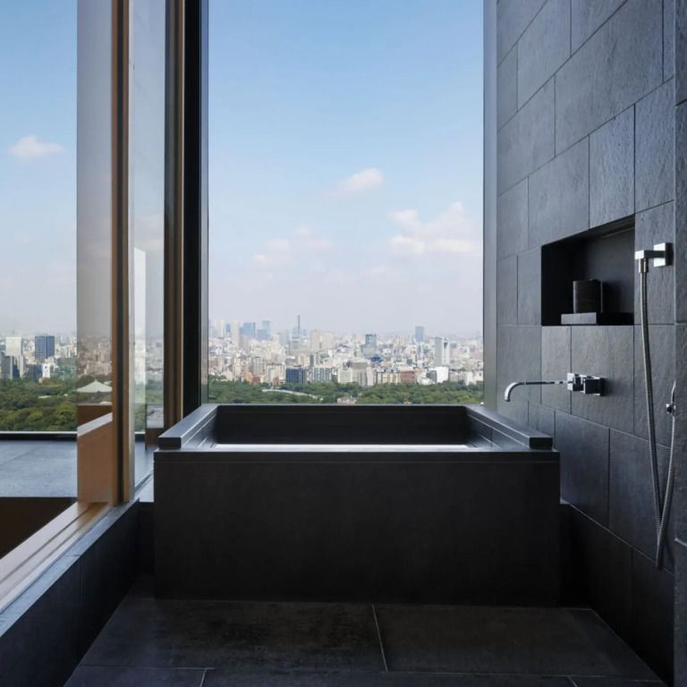 Modernes Badezimmer mit Blick über Tokyo und freistehender Badewanne