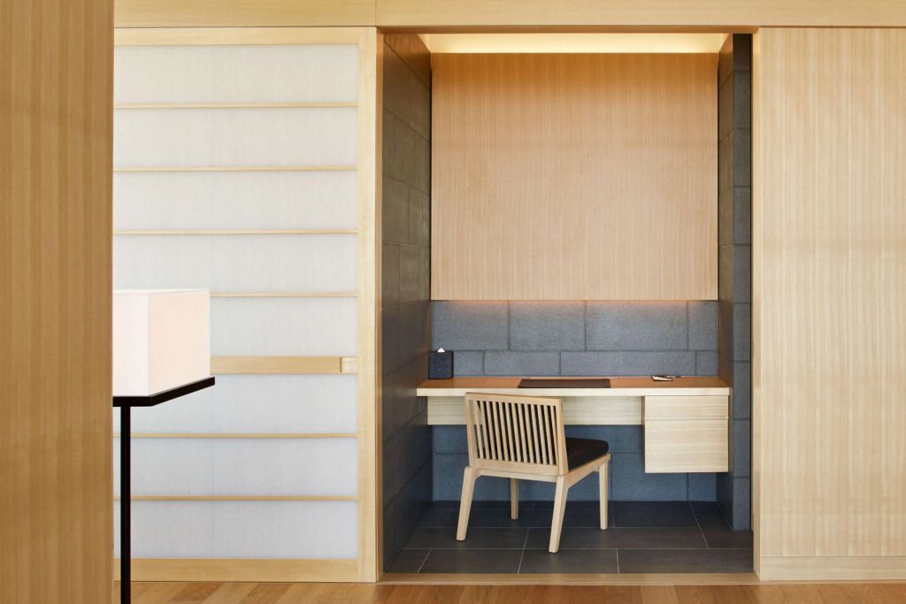 Minimalistischer Arbeitsbereich mit Schreibtisch und Stuhl in heller Holzausstattung