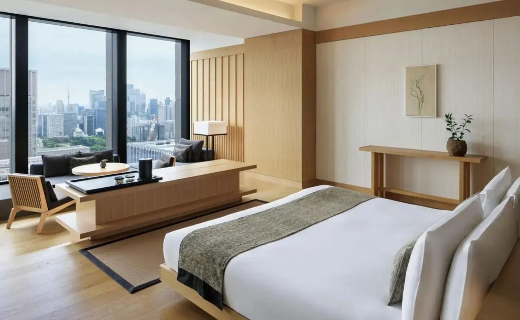 Modern eingerichtetes Schlafzimmer mit Fensterfront und Stadtblick