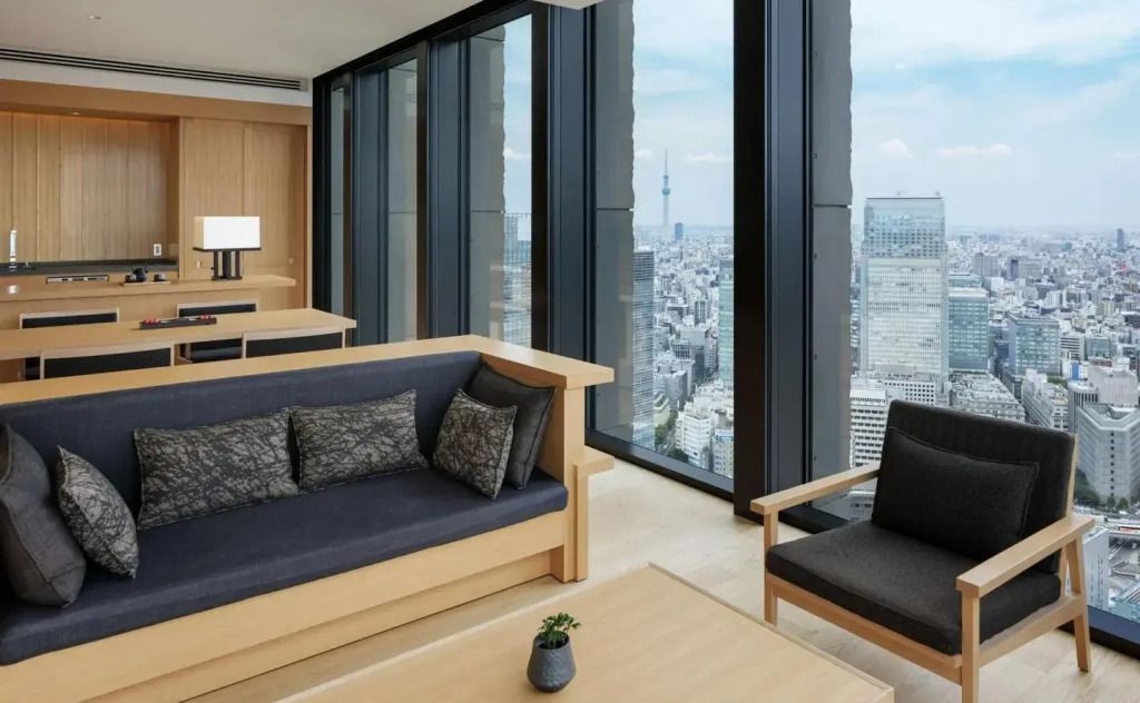 Wohnbereich mit schwarzem Sofa und Panoramafenstern