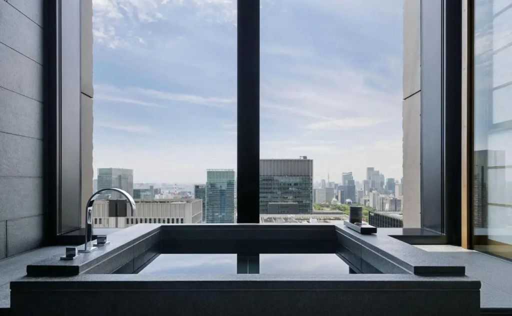 Freistehende Badewanne mit Großstadtblick