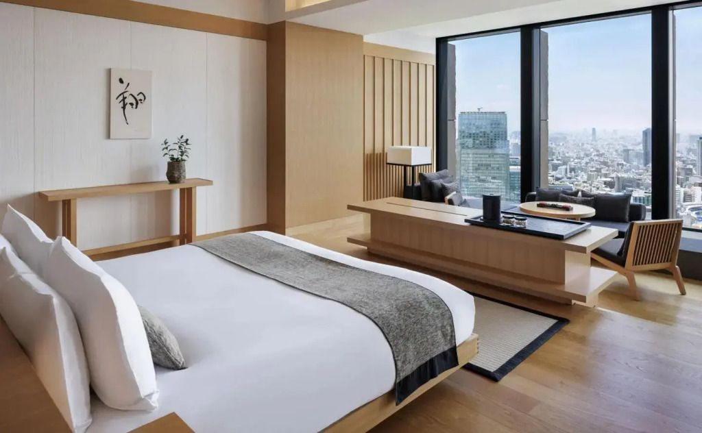 Luxuriöse Tokyo Suite mit Doppelbett und Panoramablick auf die Stadt