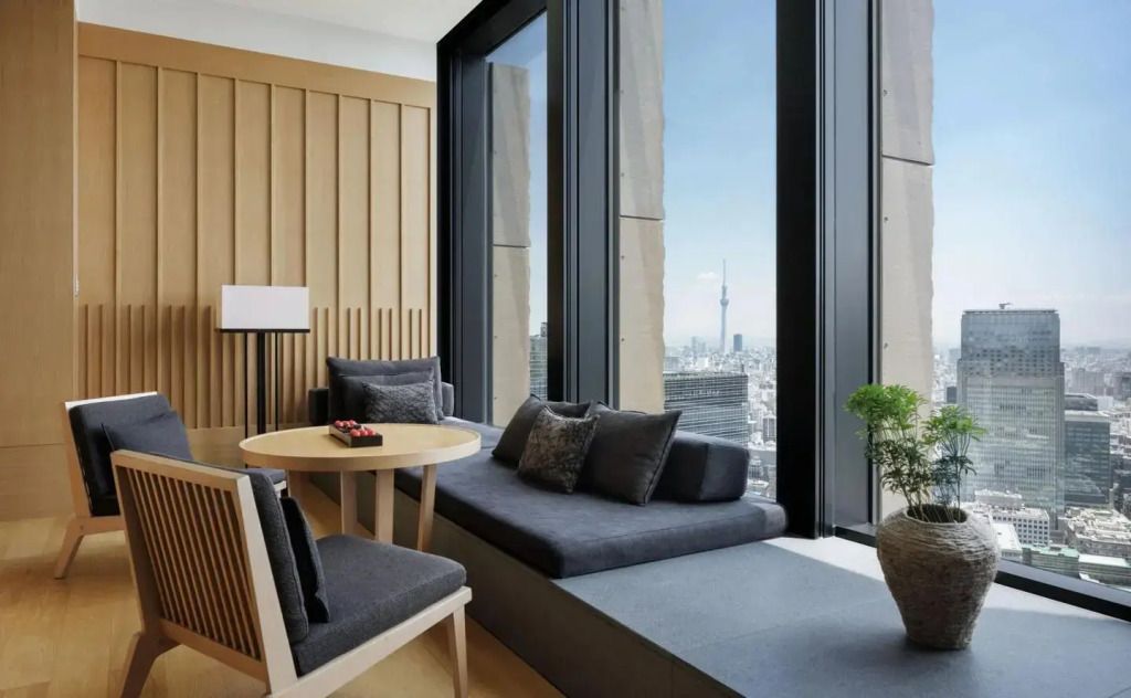 Sitzecke in der Suite mit großem Fenster und Blick auf den Tokyo Skytree