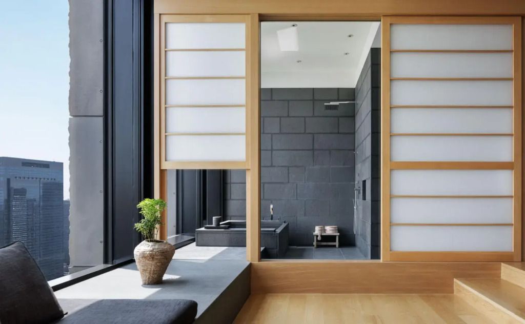 Moderne Badezimmersicht mit Schiebetüren und minimalistischem Design