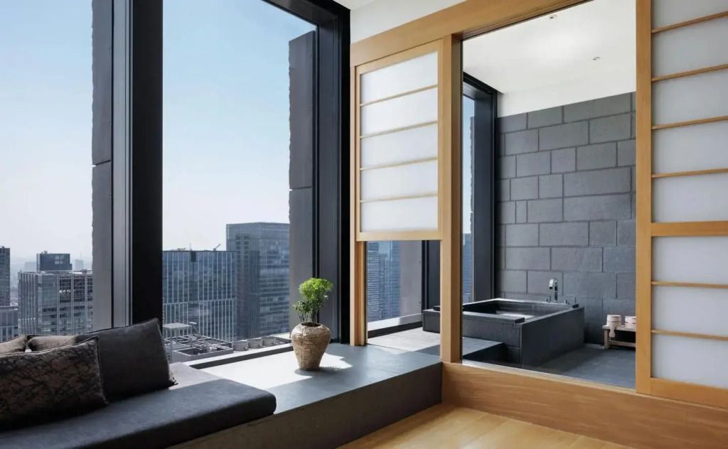 Suite mit großem Fenster und Blick auf die Skyline von Tokyo