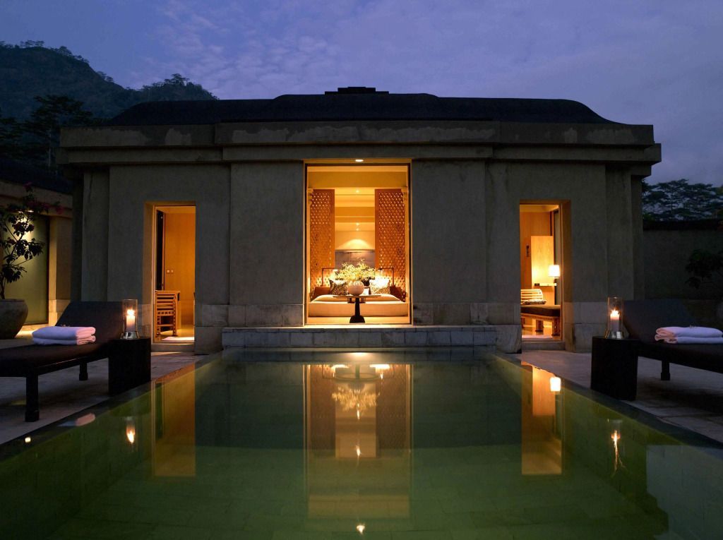 Abendansicht einer Suite mit privatem Pool und atmosphärischer Beleuchtung