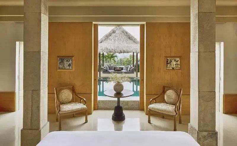 Blick durch die Suite auf den privaten Pool und den Pavillon