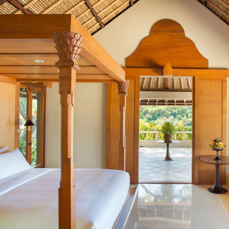 Luxuriöses Schlafzimmer mit Himmelbett in der Amankila Suite mit Ausblick auf Terrasse