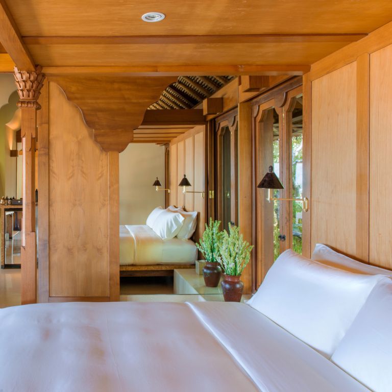 Helle Garden Doppel Suite mit Holzverkleidung und großen Fenstern im Amankila Hotel