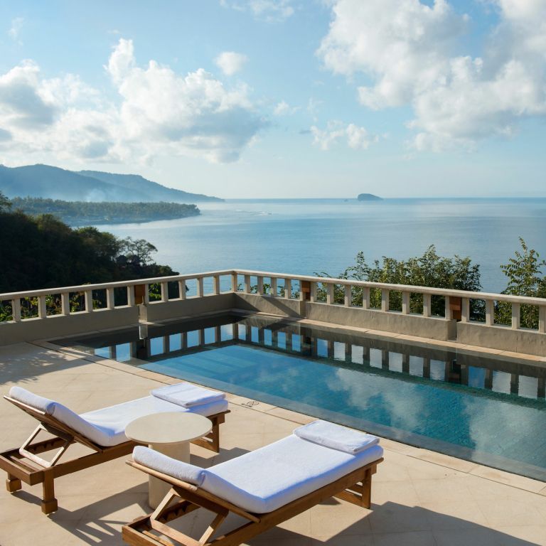 Privater Pool mit Meerblick und Sonnenliegen auf der eleganten Terrasse