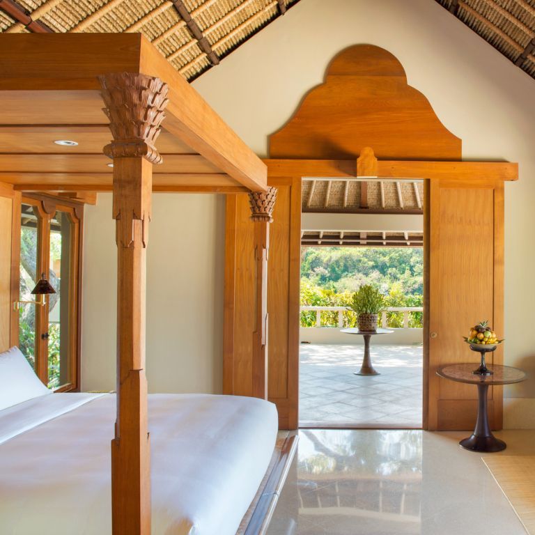 Luxuriöses Schlafzimmer mit Himmelbett und Blick auf die Terrasse und Natur