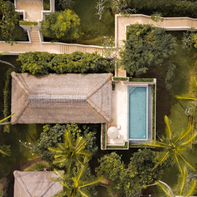 Drohnenansicht des Resorts mit Infinity Pool und tropischer Landschaft