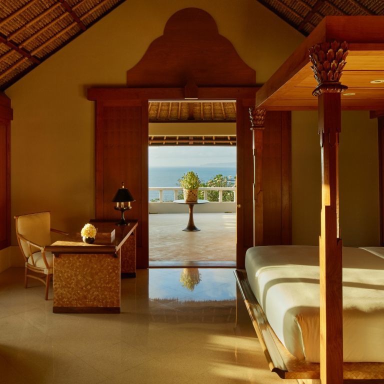 Luxuriöse Suite mit Himmelbett und Meerblick auf Terrasse